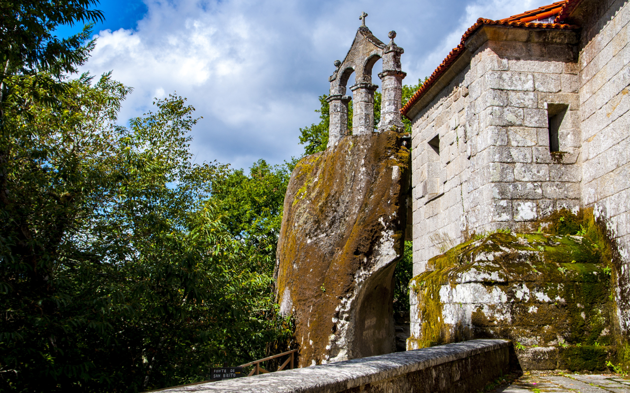 El Monasterio de Rocas, escondido entre formaciones rocosas, ofrece una atmósfera de serenidad.