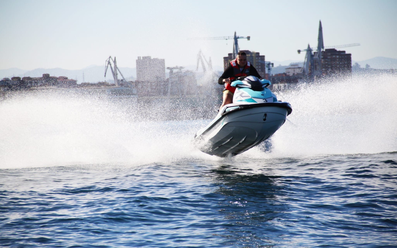 Moto de agua en pleno salto en Gijón