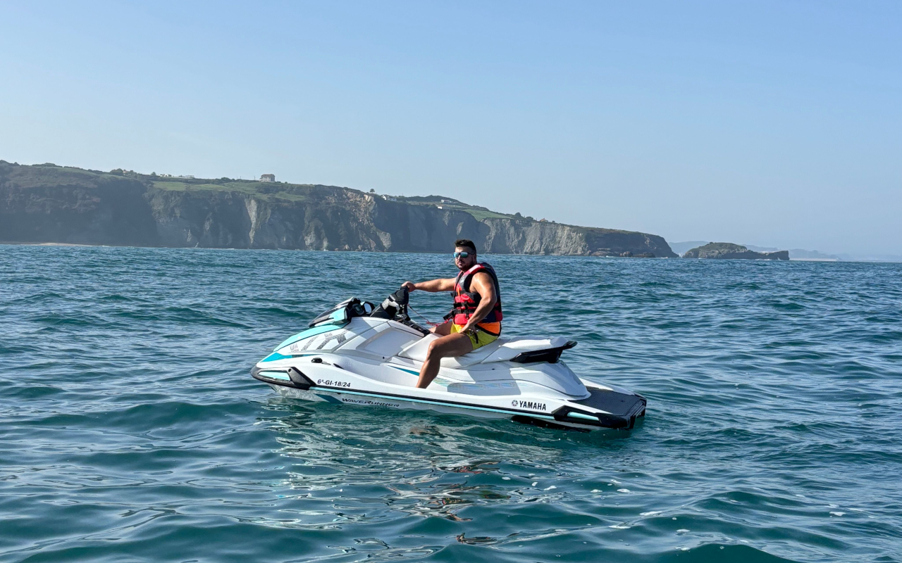 Moto de agua en el mar cantábrico, Gijón