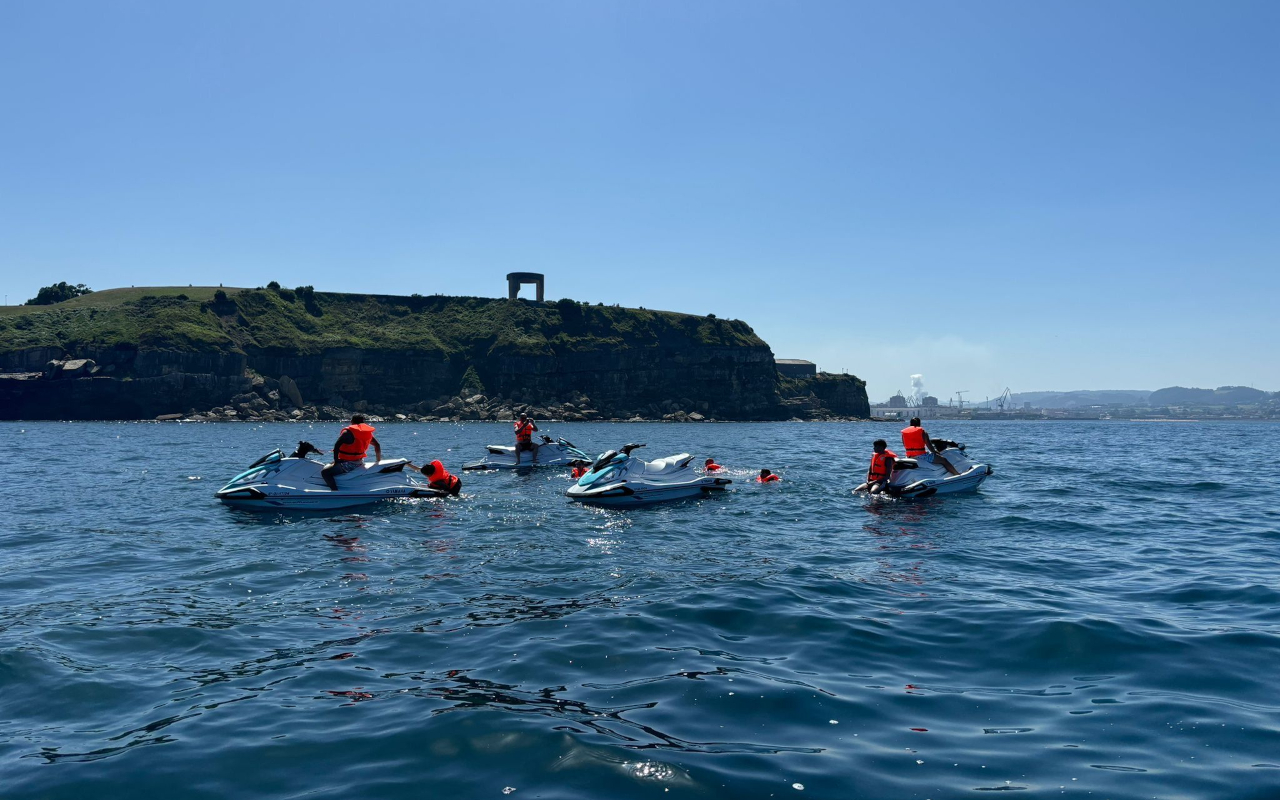 Grupo de motos de agua paradas en el mar, Gijón
