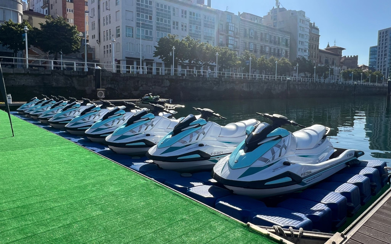 Motos de agua atracadas en el puerto deportivo de Gijón
