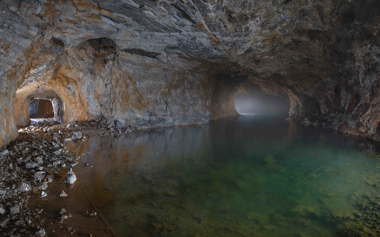 Entre la penumbra y la luz tenue, se abren cavidades naturales donde la naturaleza ha trabajado en silencio durante milenios.