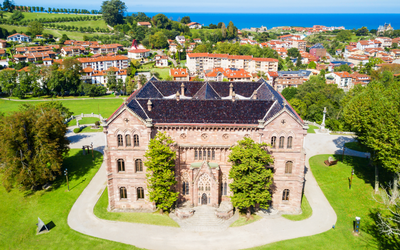 Vista aérea del Palacio de Sobrellano en Comillas, Cantabria