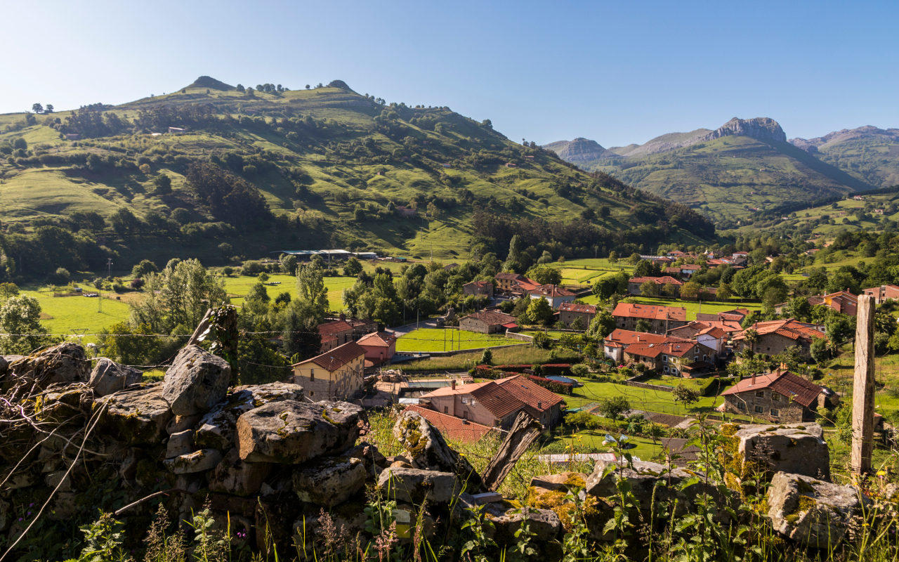 Vista panorámica de la verde montaña cántabra en Liérganes