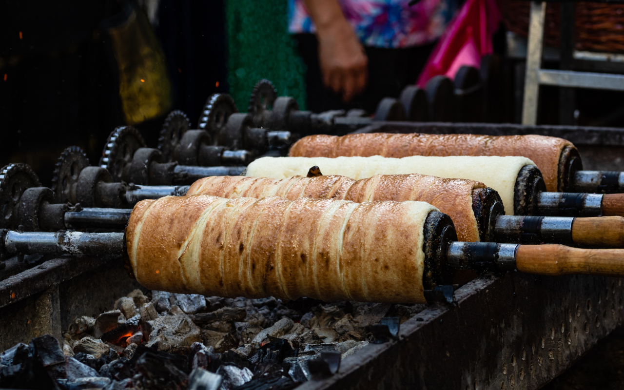 Típico kürtőskalács de la cocina húngara.