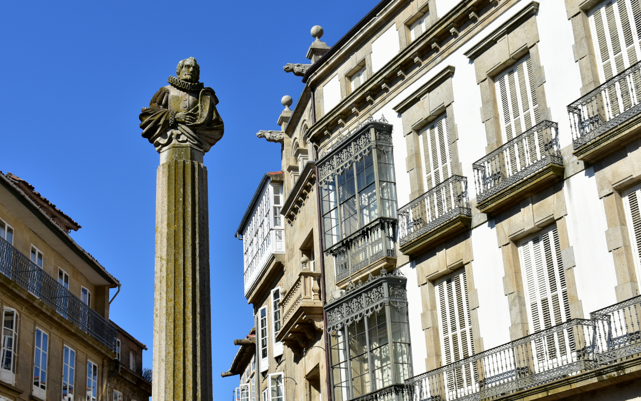 Busto de Miguel de Cervantes en la plaza que lleva su nombre en Santiago de Compostela