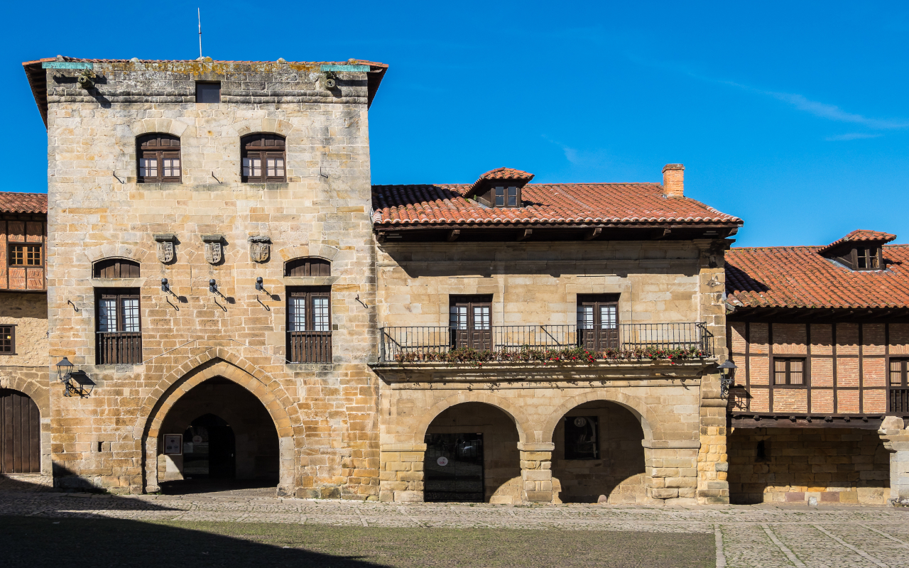 Vista de la Plaza Mayor de Santillana del Mar, un encantador espacio central rodeado de edificios históricos de piedra.