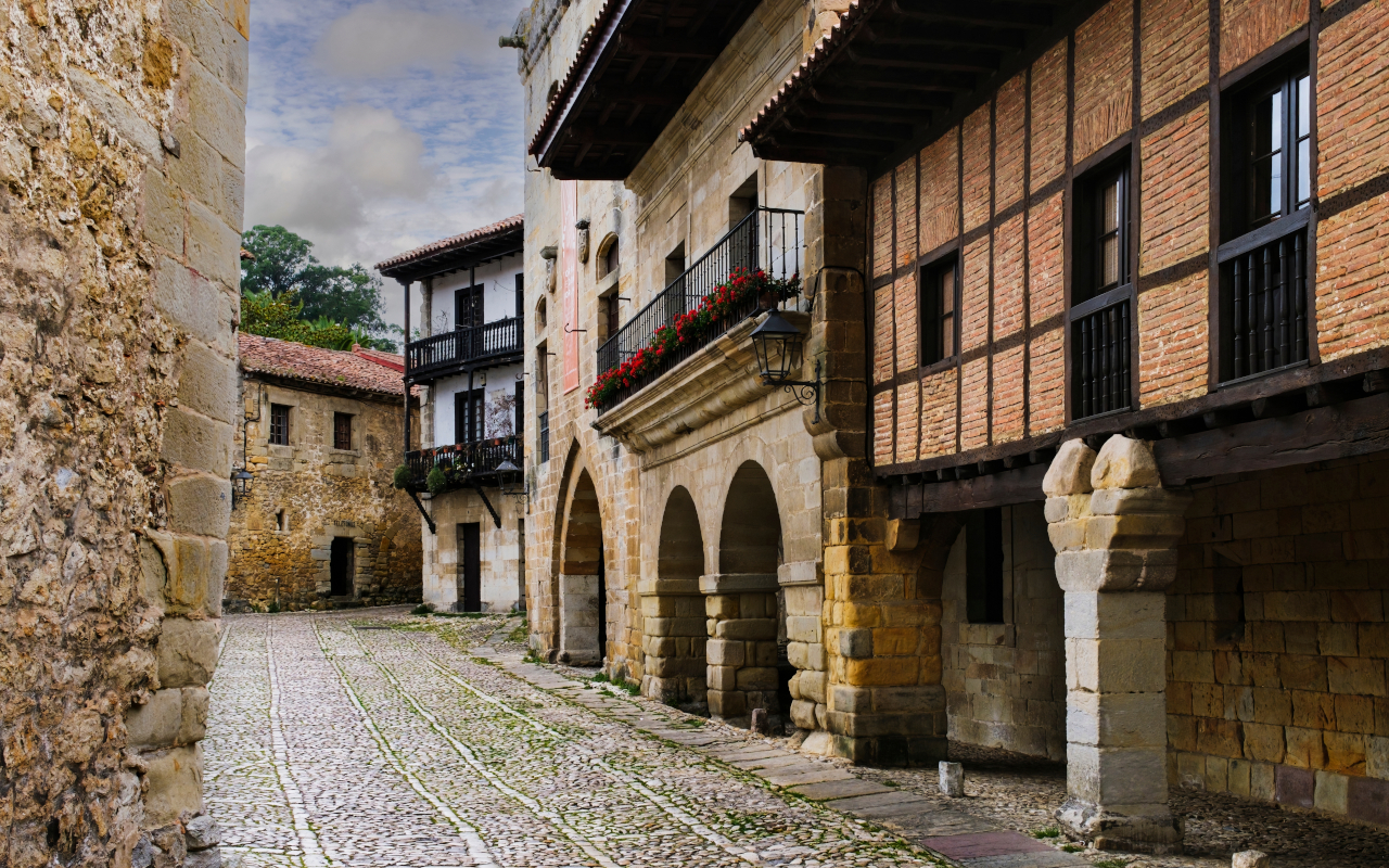 Vista lateral de la plaza mayor de Santillana del Mar y su casco antiguo