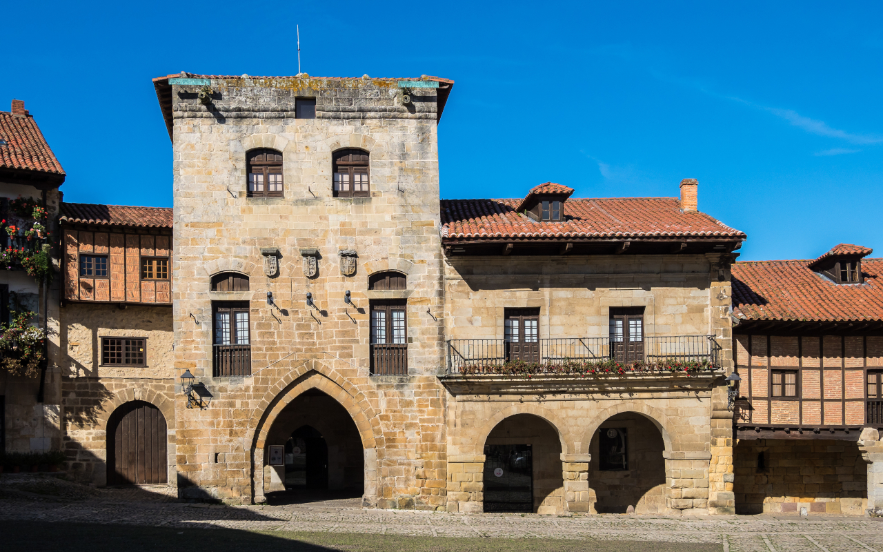 Vista central de la plaza mayor de Santillana del Mar, Cantabria