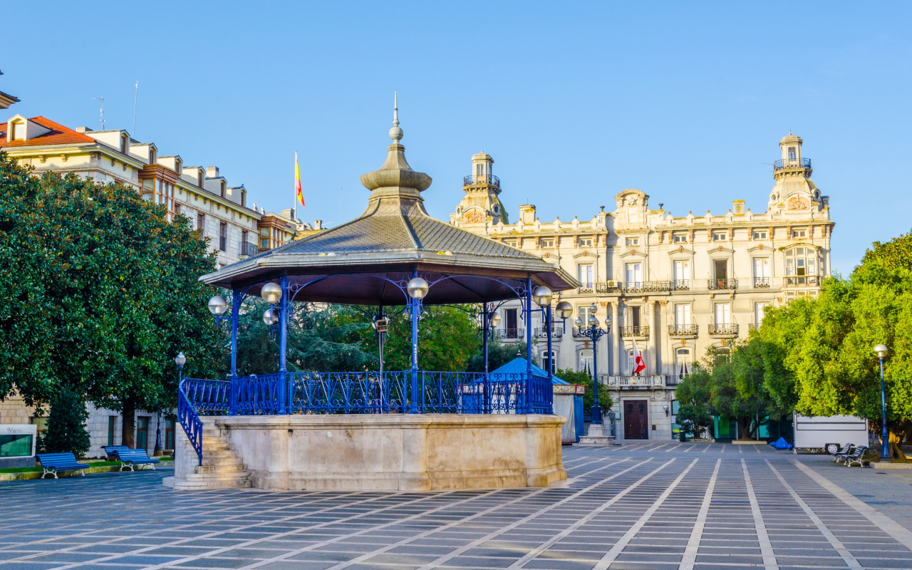 El quiosco de la música en la plaza Pombo de Santander, Cantabria