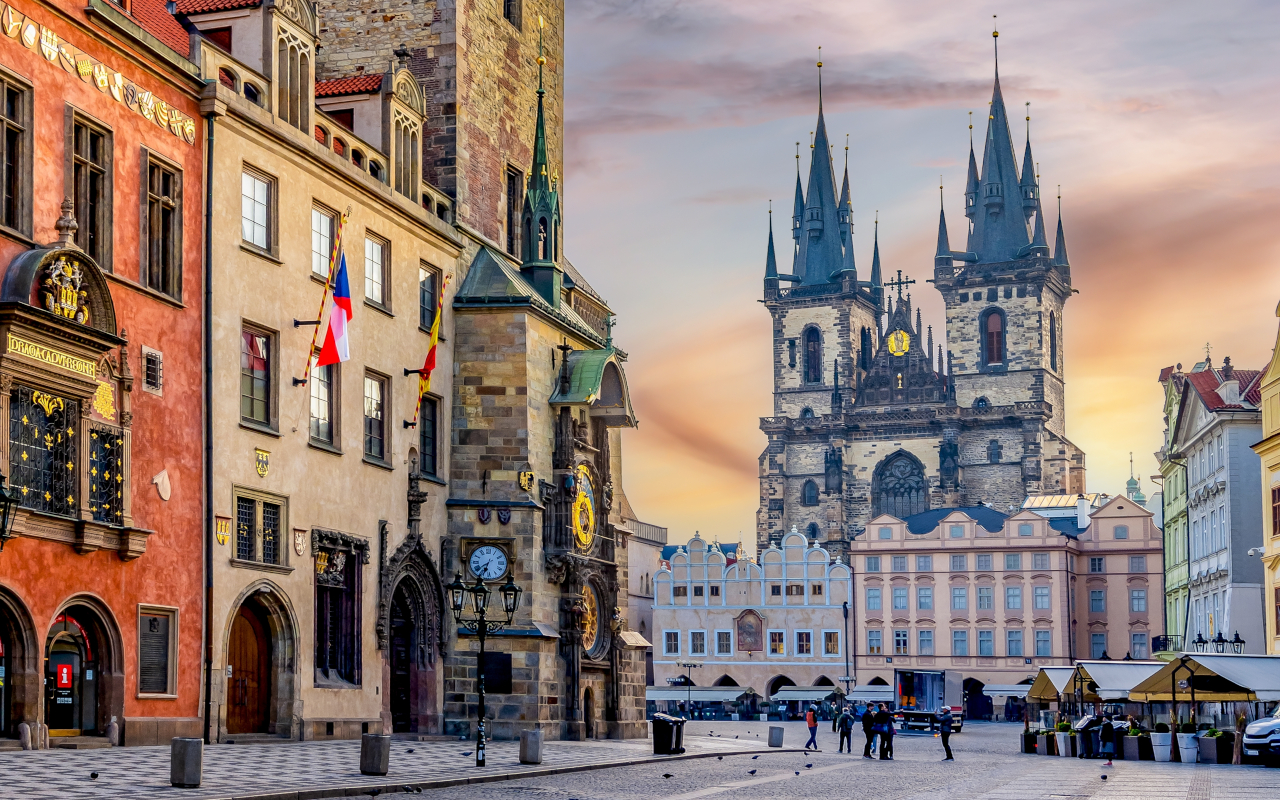 Corazón de la ciudad vieja de Praga con el Reloj Astronómico de fondo