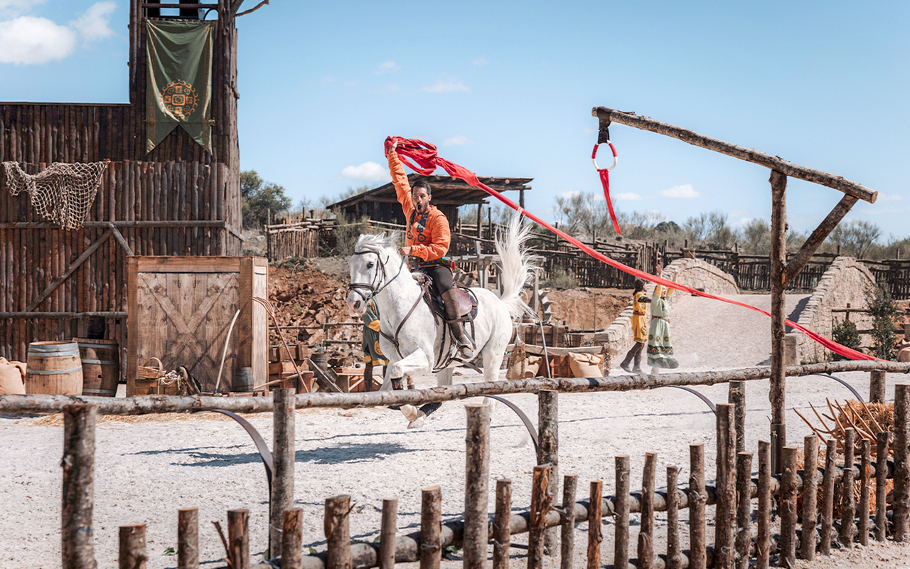 Hombre a caballo en el espectáculo de Puy du Fou España en Toledo