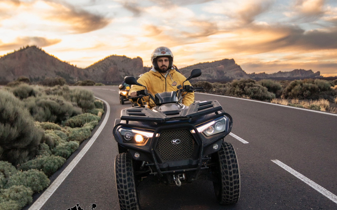 Quad en primer plano de camino hacia el Teide, Tenerife