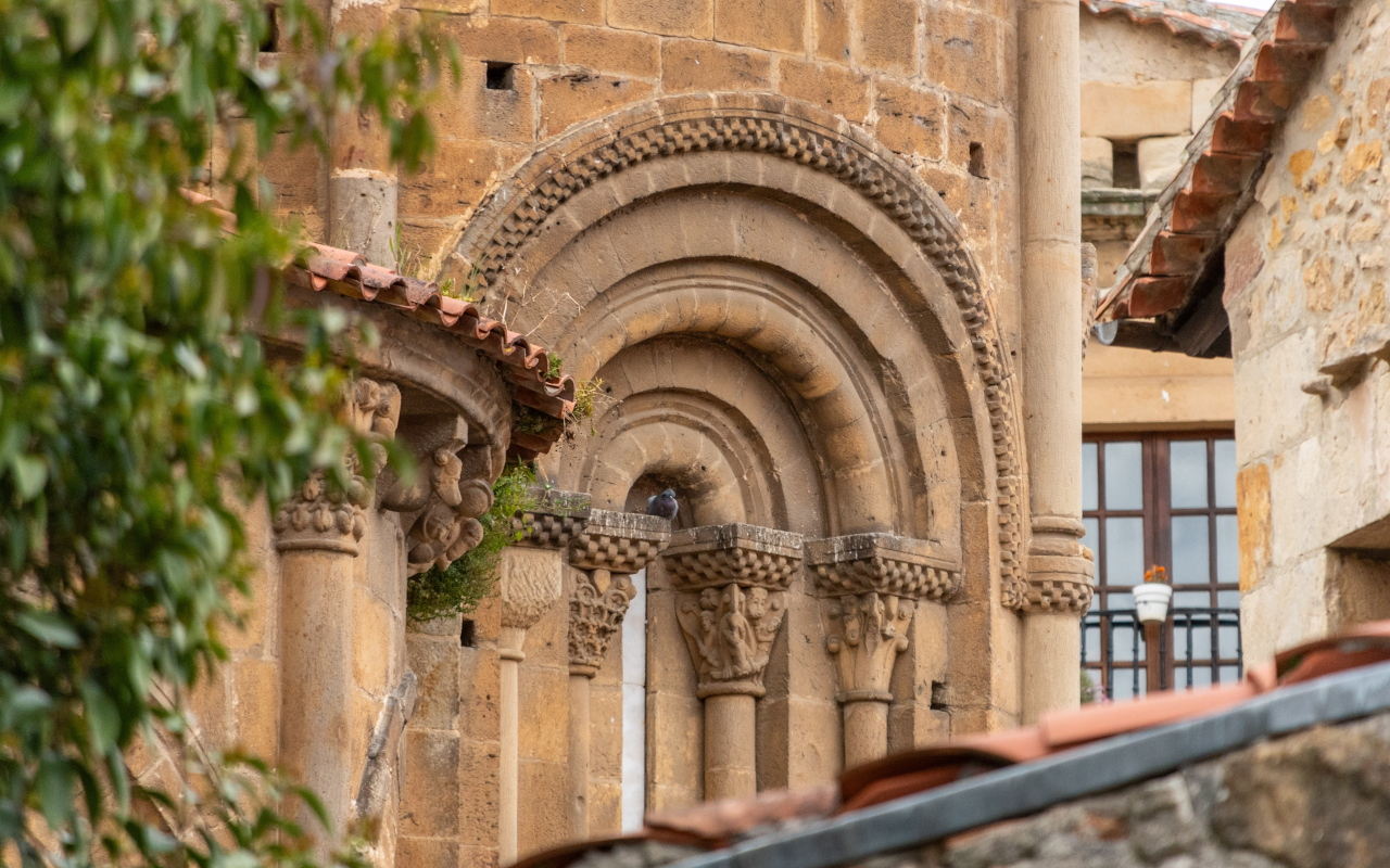 Detalles arquitectónicos de la Colegiata de Santa Juliana, Santillana del Mar