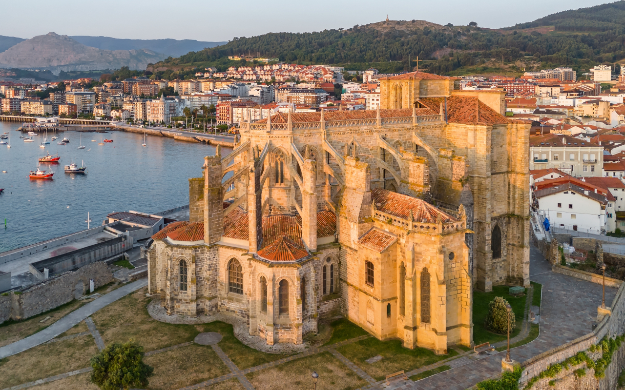 Vista aérea de la Iglesia de Santa María de la Asunción, Castro Urdiales