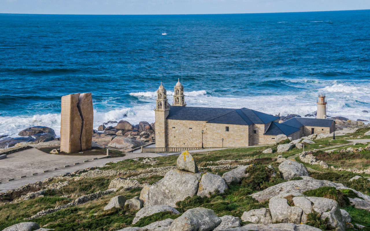Muy cerca de Finisterre, el Santuario de Muxía abraza el mar con devoción y leyenda.