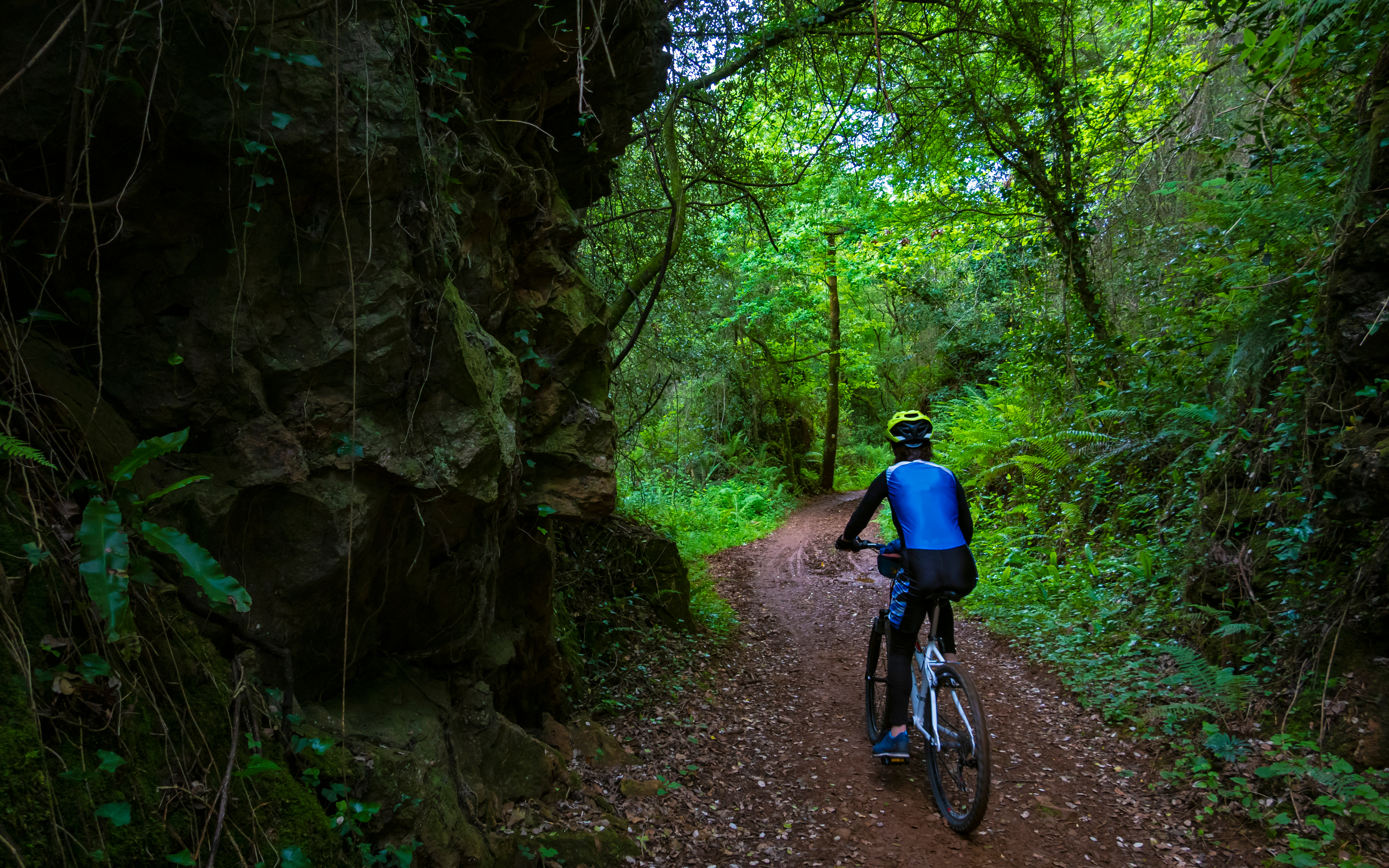Chico montado en bicicleta por la Vía Verde de la Gándara.