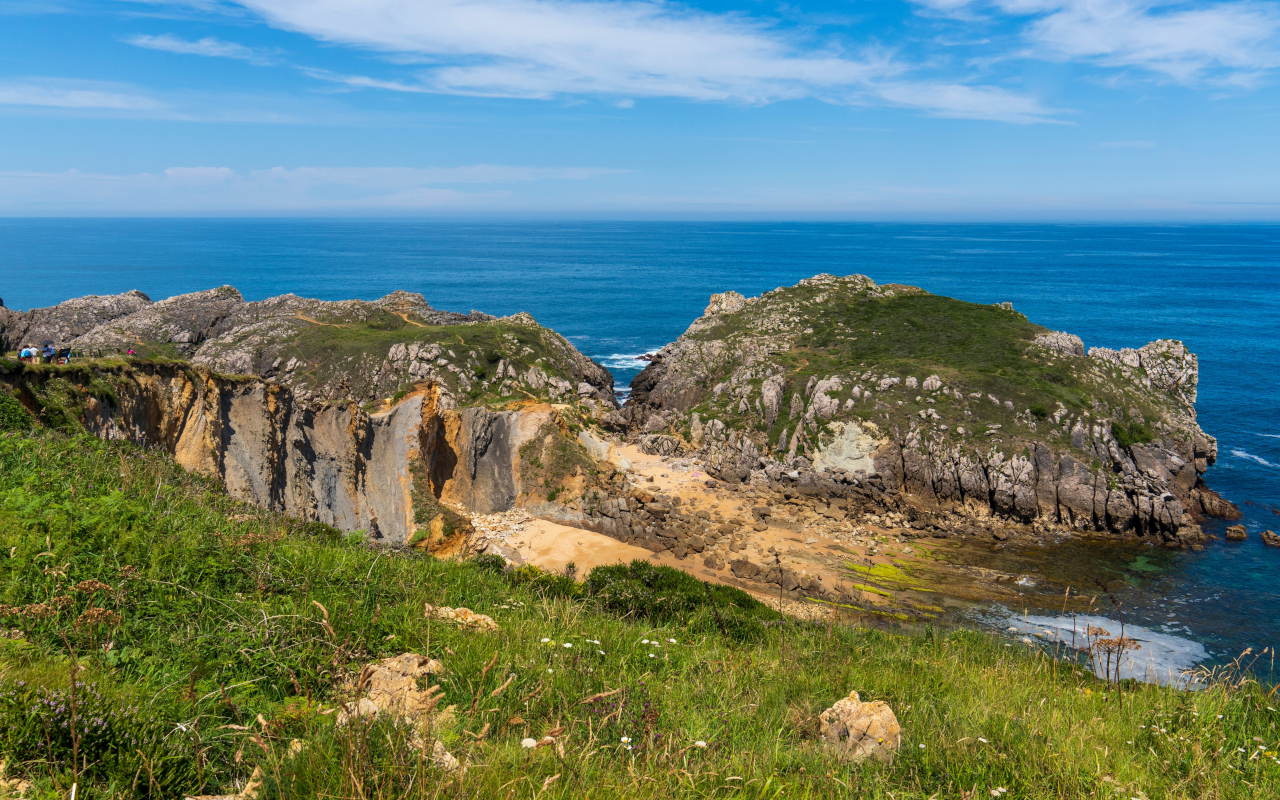 Vista panorámica de la parte alta de la playa de Somocuevas en Costa Quebrada, Cantabria