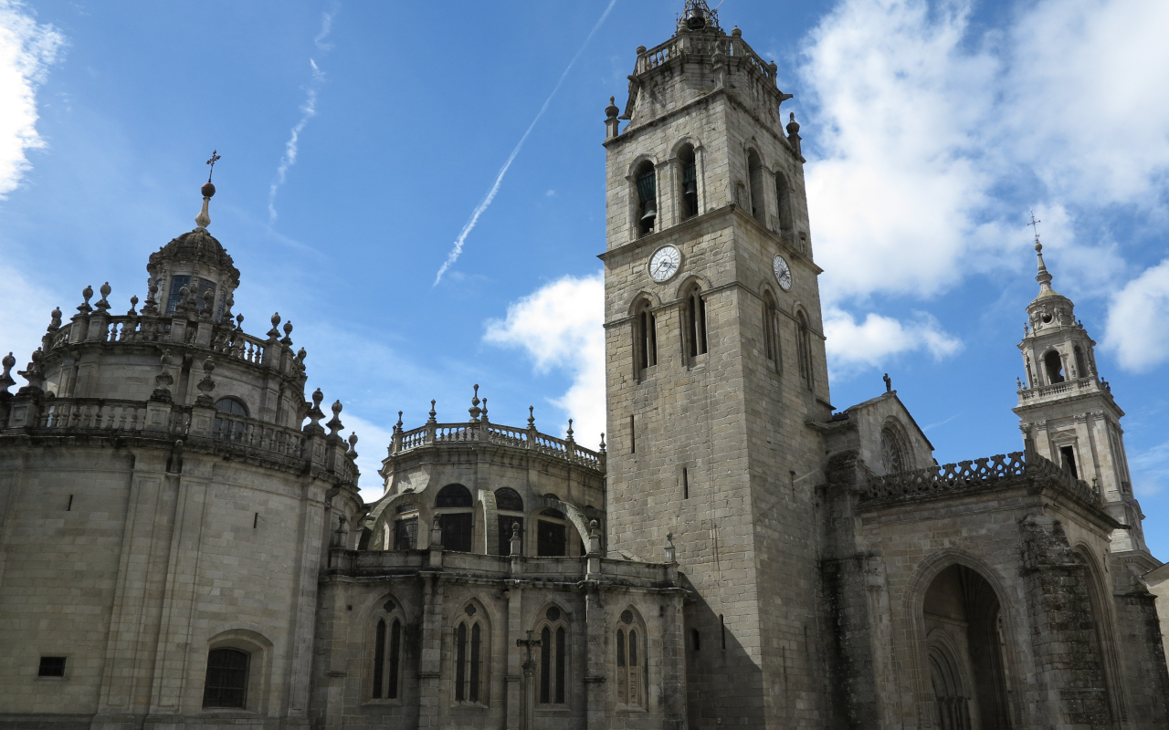 La torre de la catedral se alza sobre Lugo como un faro de piedra, marcando el horizonte con su elegancia atemporal.