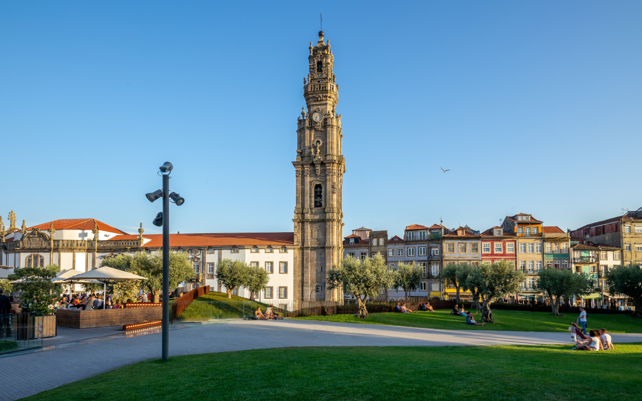 Torre de los Clérigos en un día soleado, Oporto