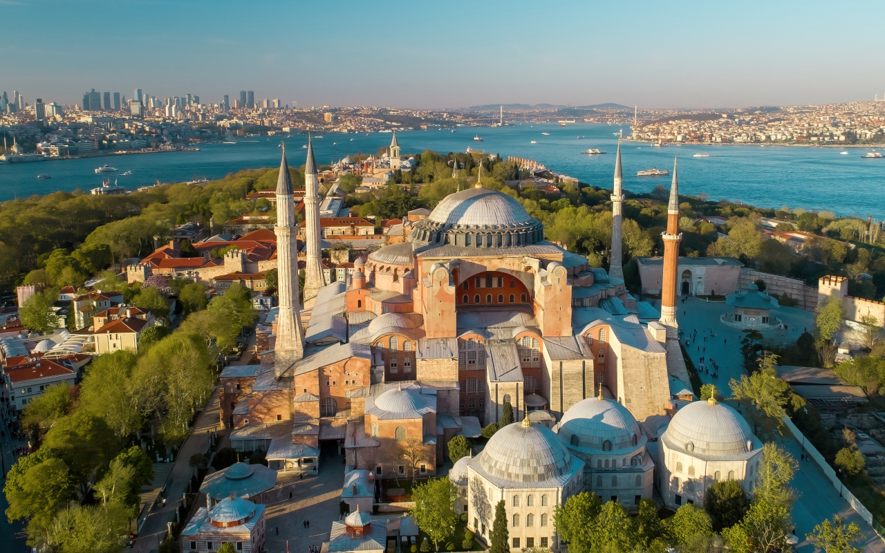 La gran cúpula de Estambul domina el horizonte entre historia y leyenda.