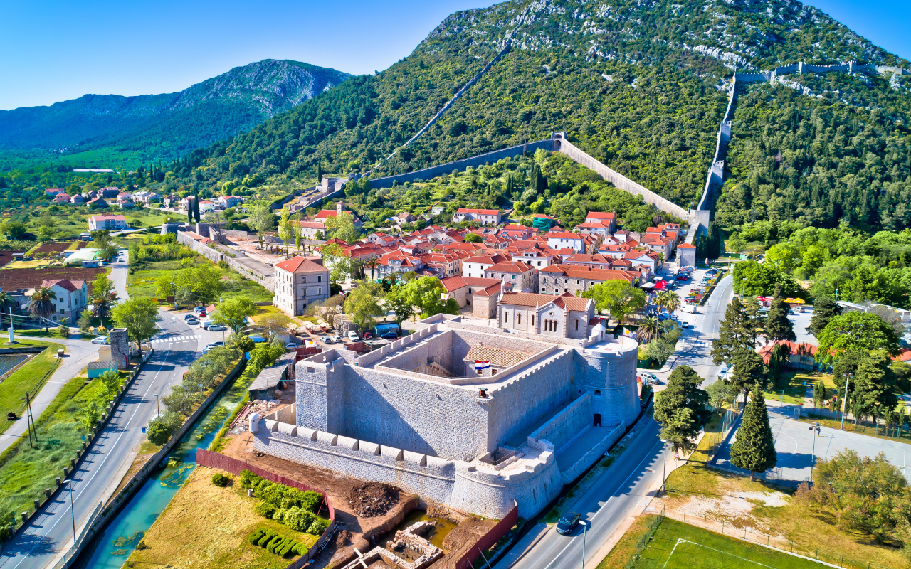Ston impresiona desde las alturas con sus murallas monumentales y salinas centenarias.