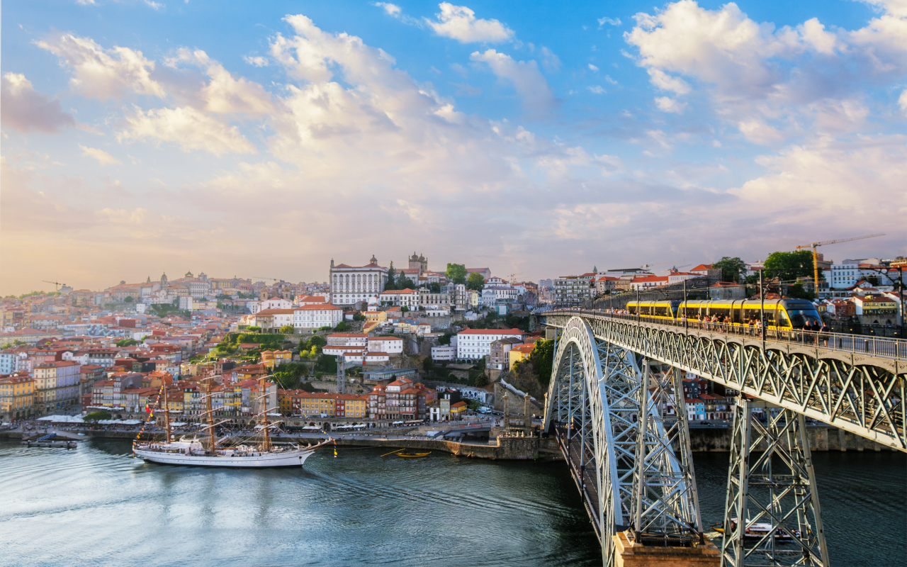 Vista del Duero y de Oporto desde Vila Nova de Gaia. 