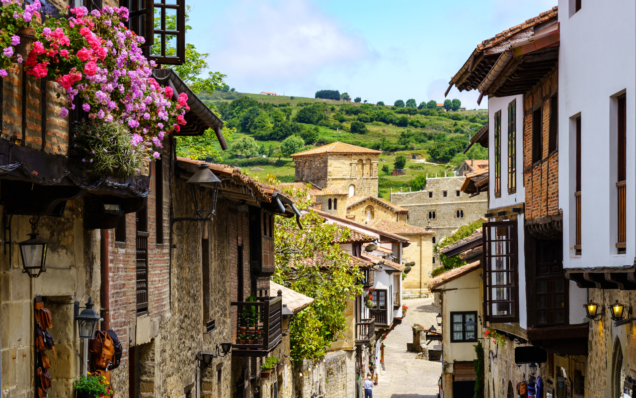 Vista panorámica de Santillana del Mar, un pueblo medieval de Cantabria.