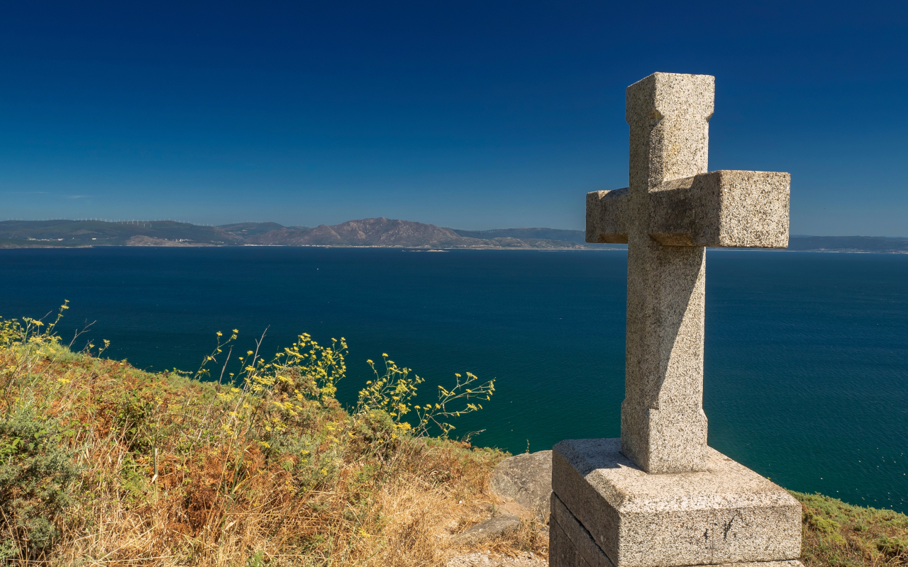 Las vistas desde el Faro de Fisterra son un suspiro del alma frente al infinito océano.