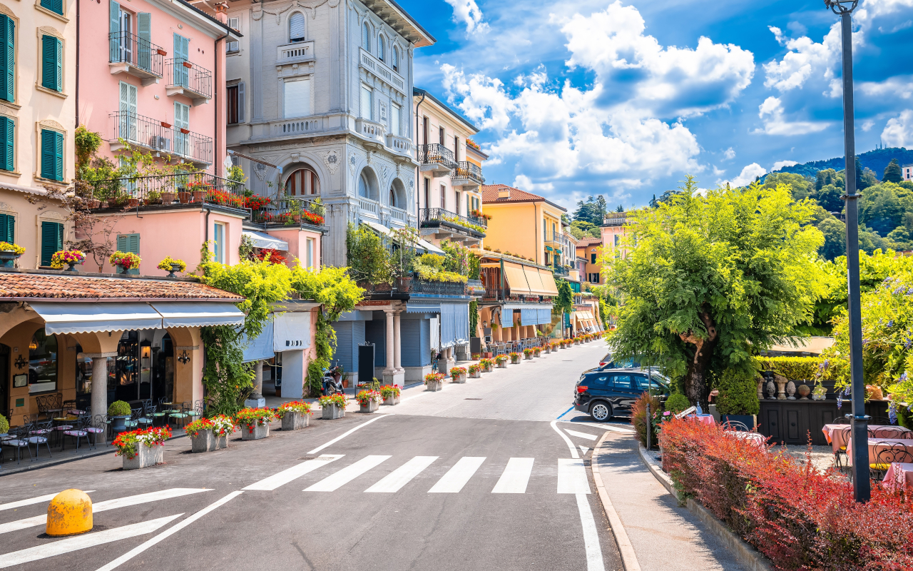 Pasear por Bellagio es seguir calles empedradas entre fachadas color miel, con vistas abiertas al Lago de Como.