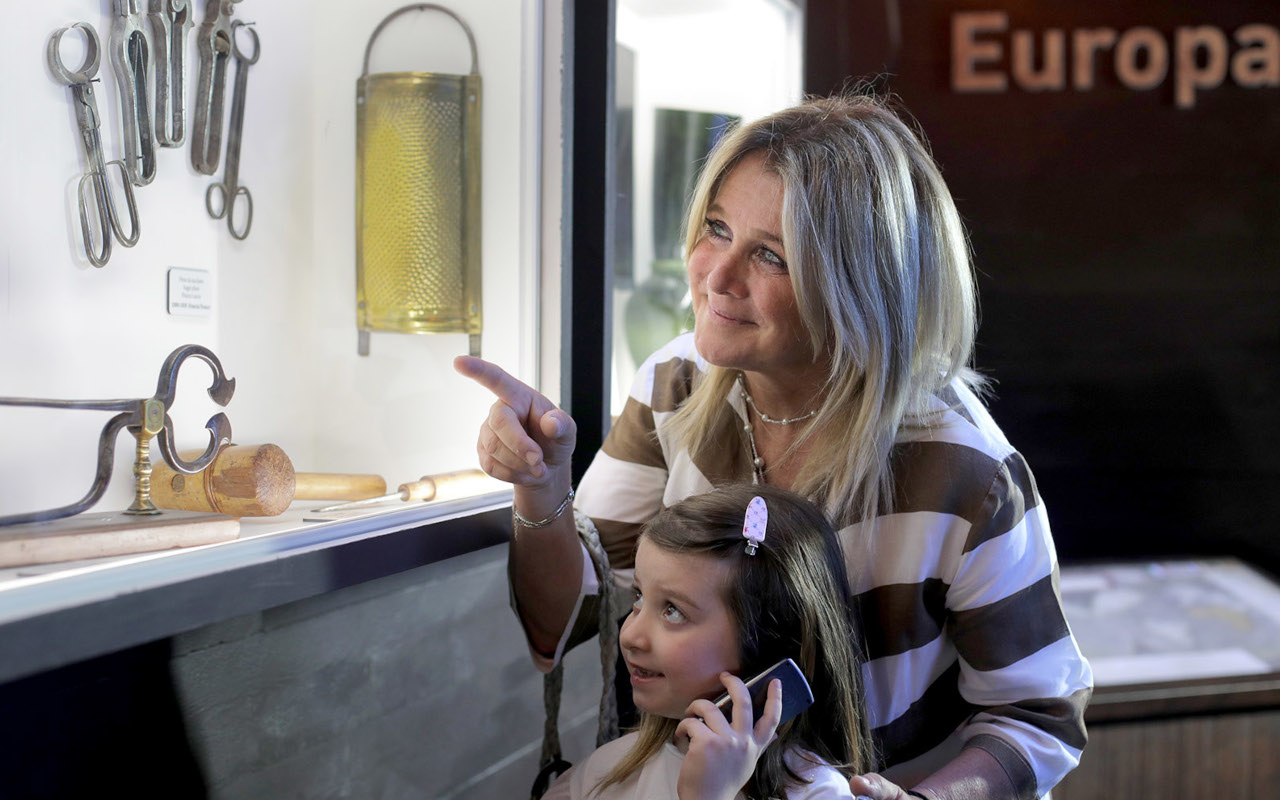 Una madre y su hija escuchando la historia de esta delicia.