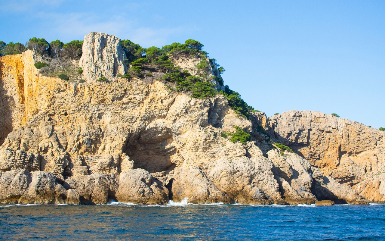 El  Parque Natural del Montgrí, repleto de cuevas y rocas.