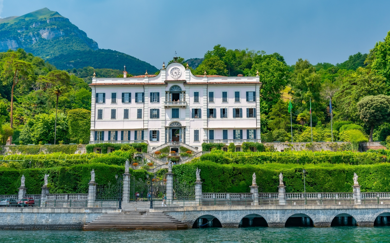 En Villa Carlotta, el arte neoclásico convive con camelias, esculturas y terrazas abiertas al Lago de Como. 