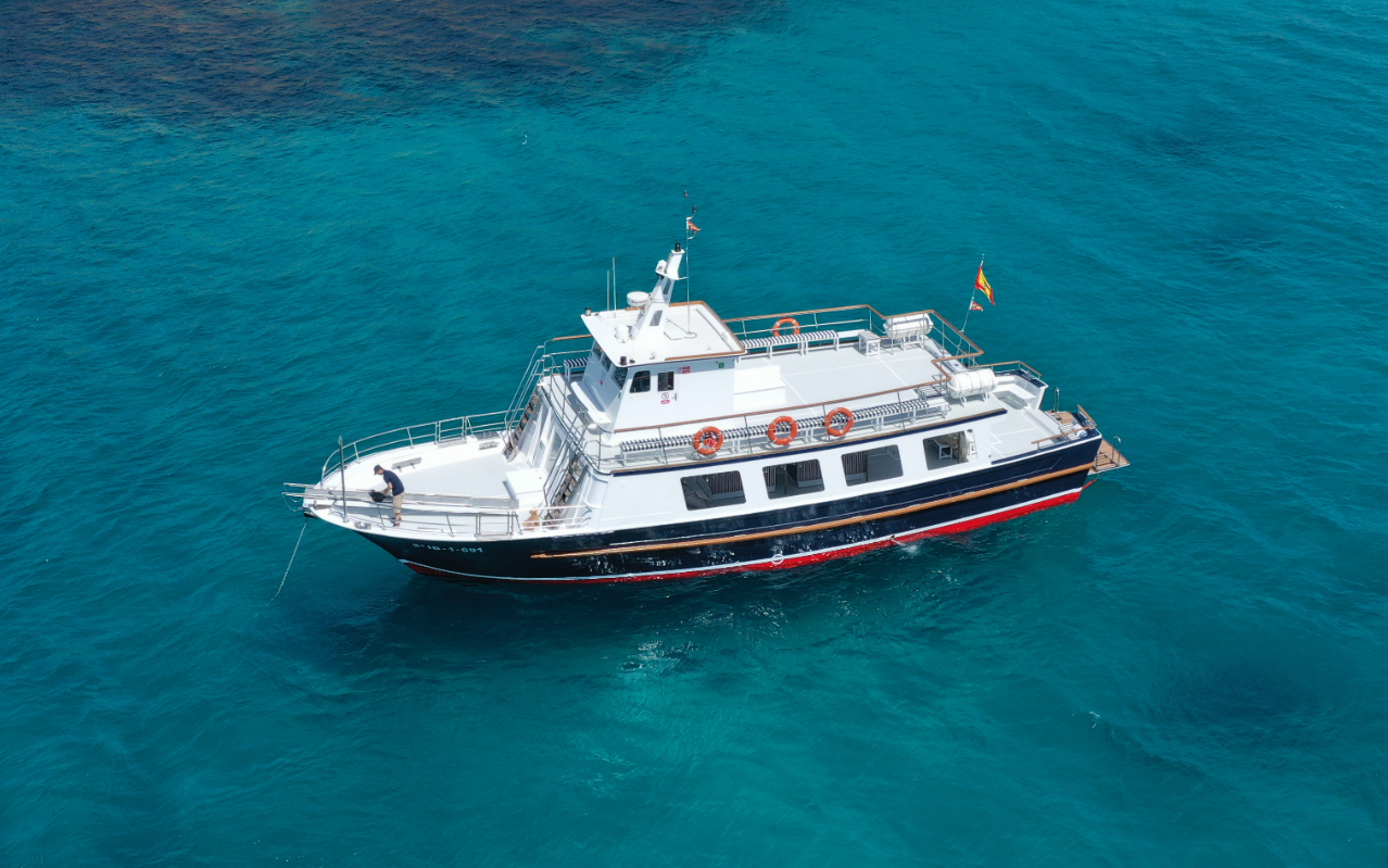 Barco de actividades en las cristalinas aguas de Palma de Mallorca