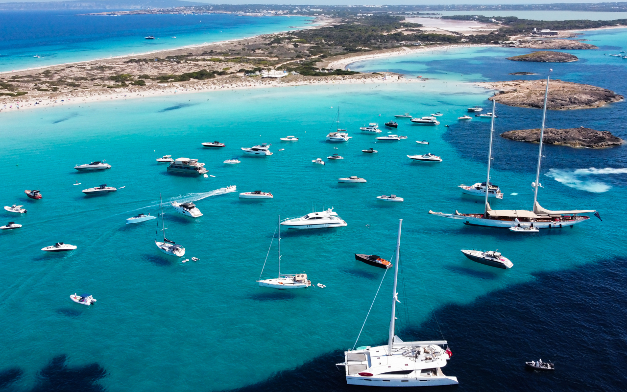Barcos fondeando en Ses Illetas para vivir una jornada marítima.