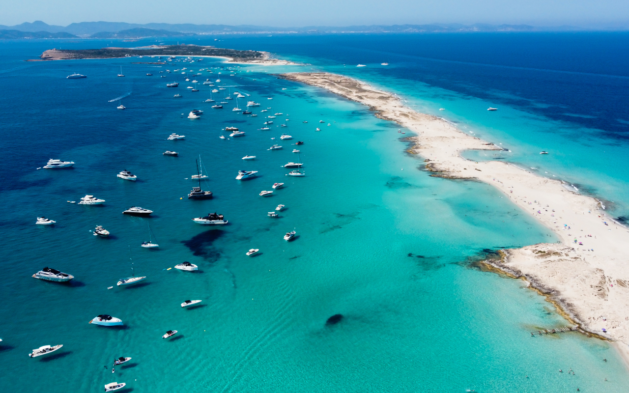 Barcos en Ses Illetes vistos desde las alturas.