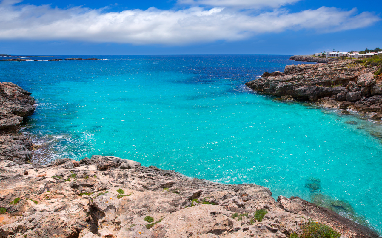 Vistas del agua turquesa de la Cala Blanc en las Islas Baleares.