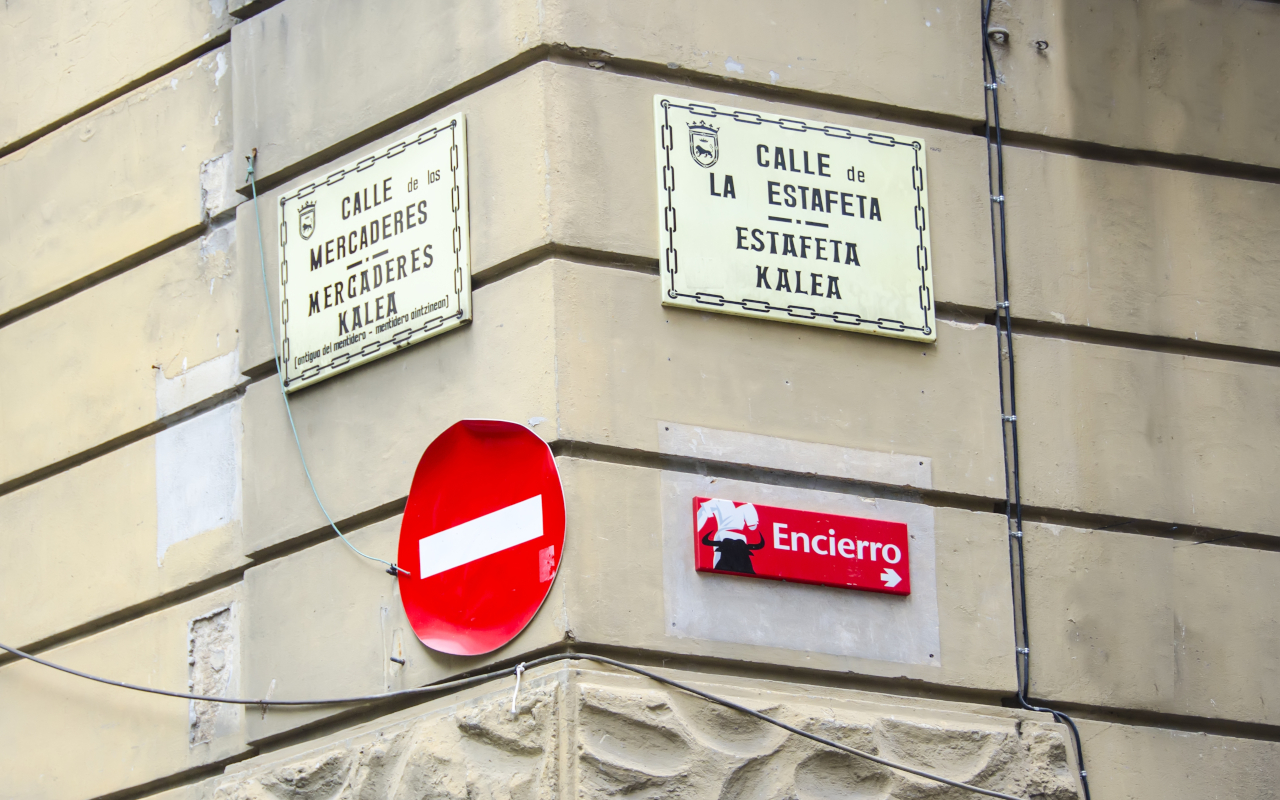 Cruce de la curva de Mercaderes con la calle Estafeta, Pamplona