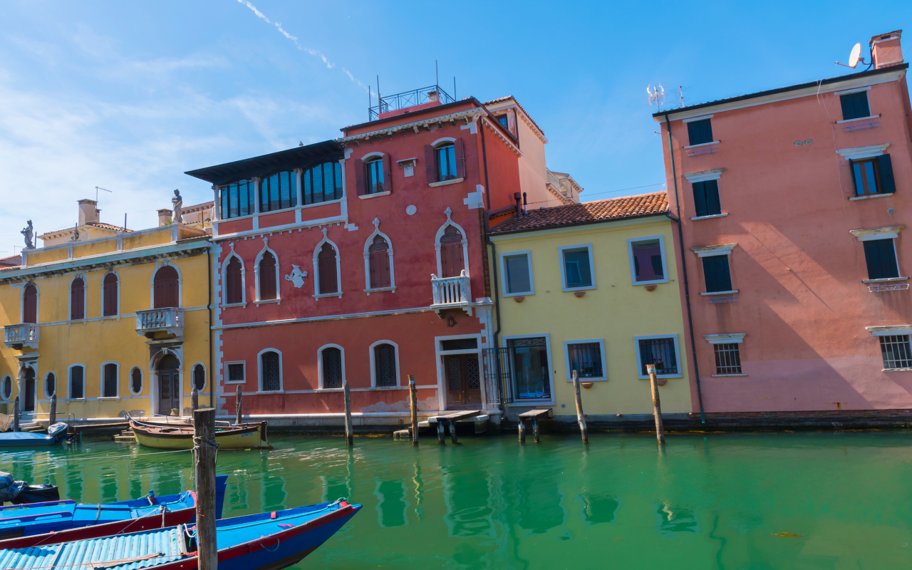 Las casas de colores aportan todavía más vida al canal de Chioggia.