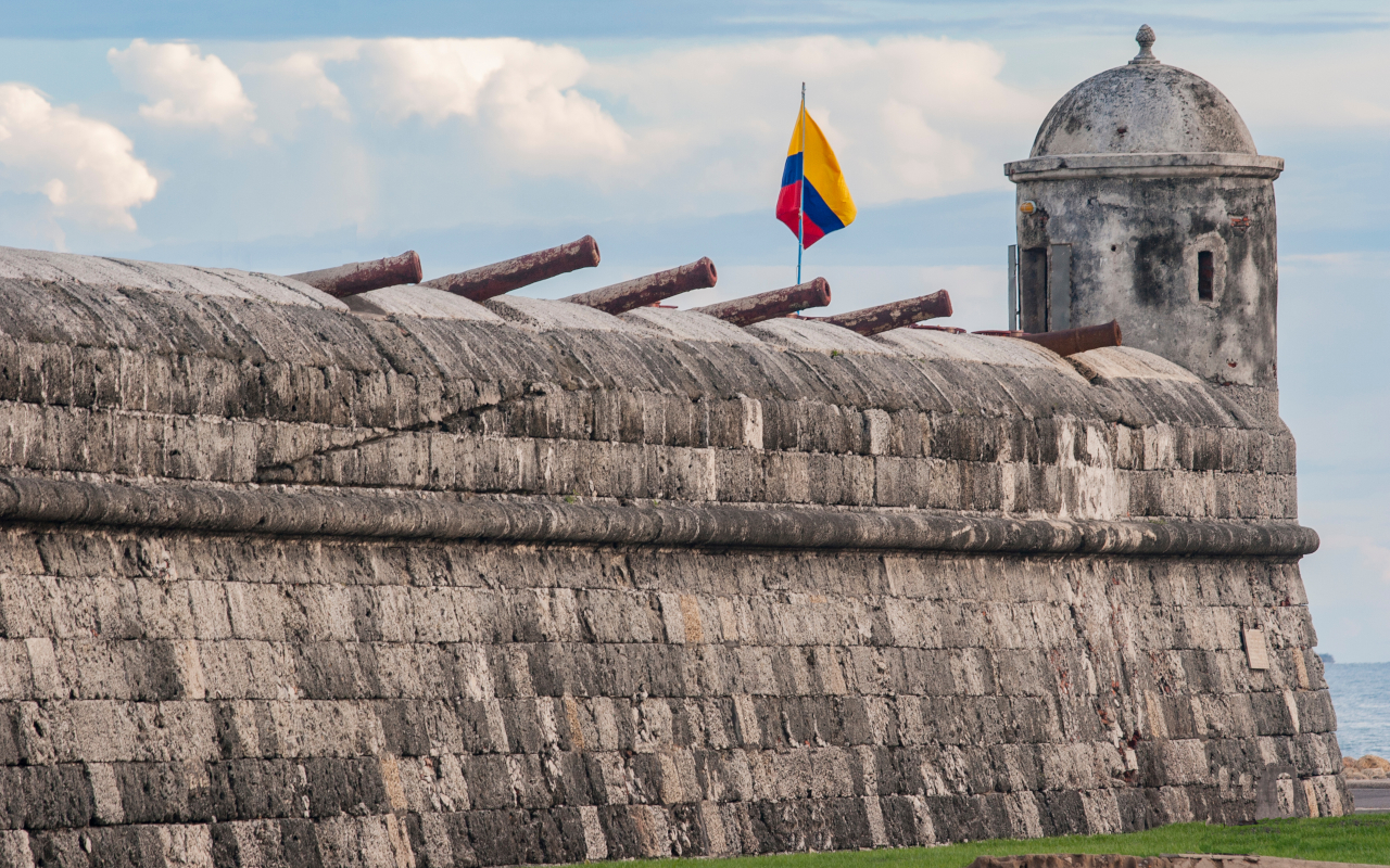 El Castillo de San Felipe de Barajas domina Cartagena desde el siglo XVII, con sus muros inclinados y pasadizos diseñados para resistir ataques por tierra y mar.