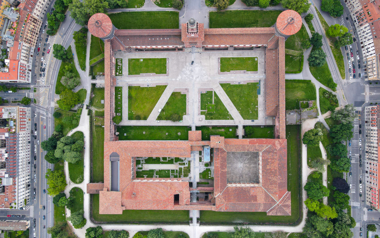 Plano picado del Castillo de Sforzesco y su interior, Milán