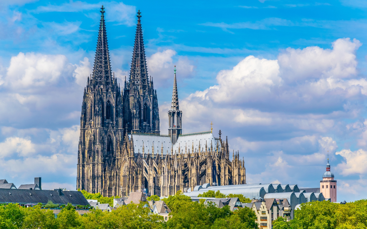 La imponente Catedral de Colonia, un tesoro gótico que se eleva sobre la ciudad.