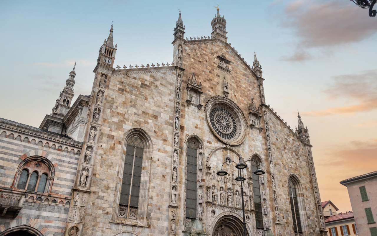 Fachada principal de la Catedral de Como, Italia