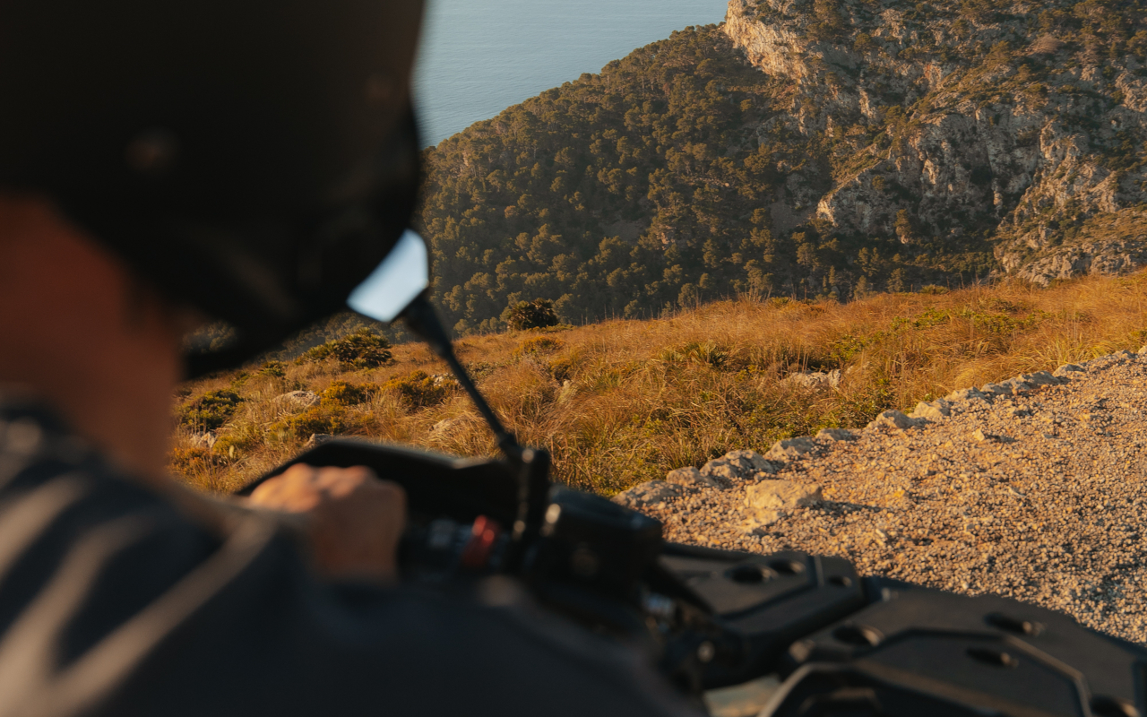 Conducción de quads entre caminos rurales y vegetación típica de Mallorca.