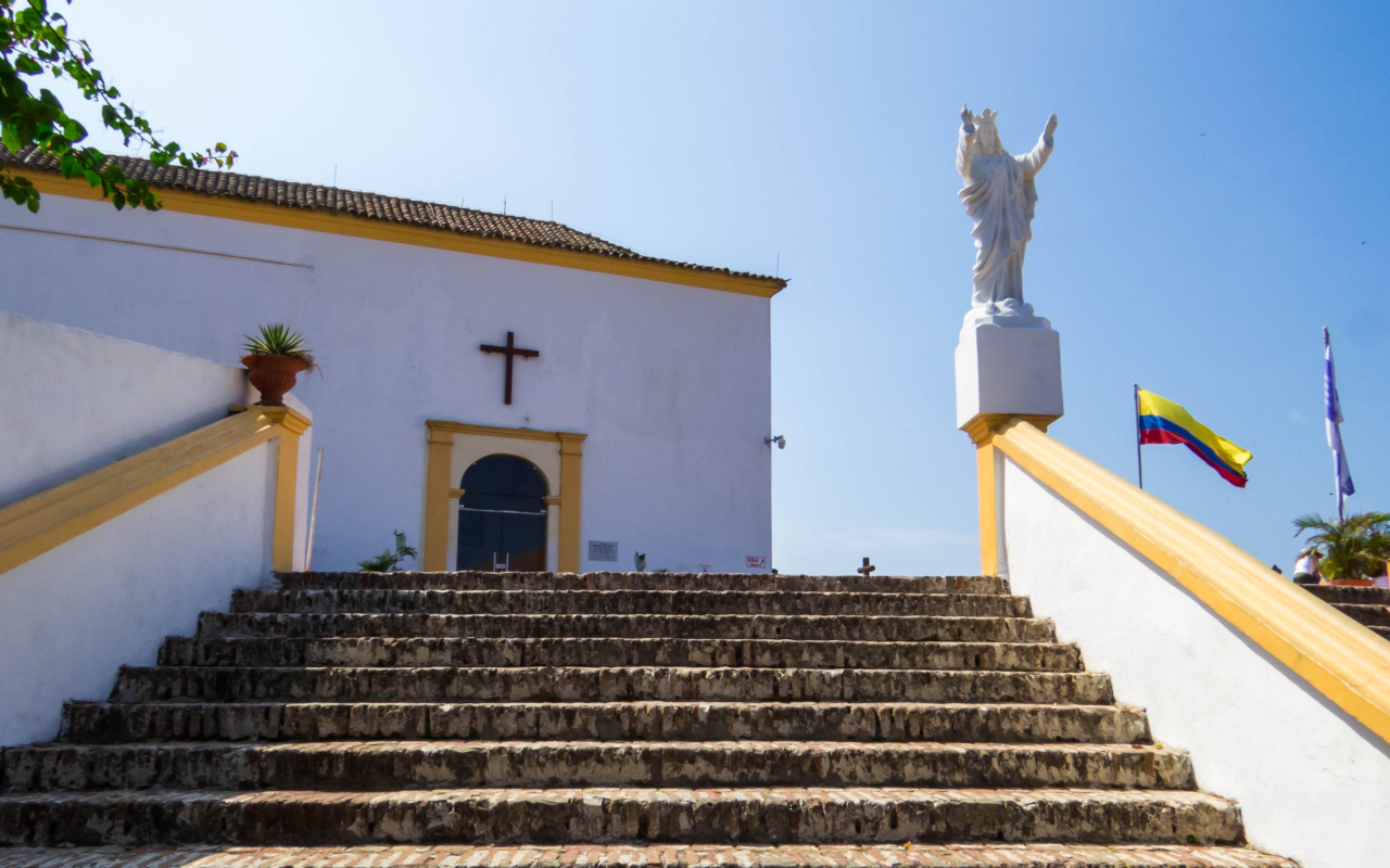 En la cima del Cerro de la Popa se alza el Convento de la Candelaria, un edificio colonial del siglo XVII que guarda siglos de devoción.