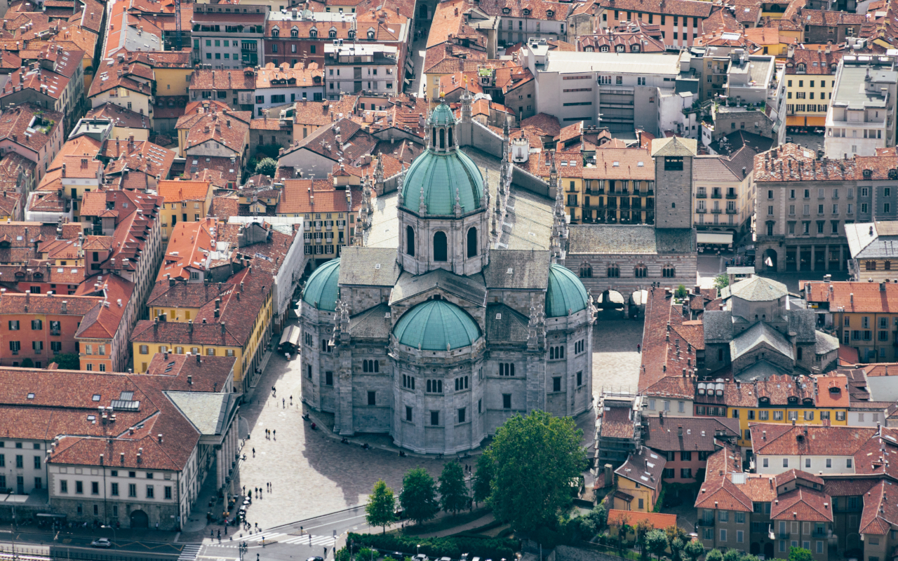Imagen aérea del Duomo de Como, Italia