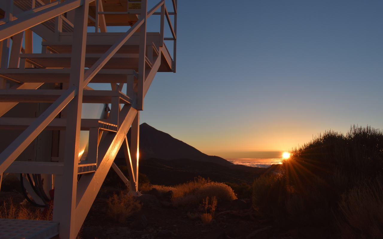 Escaleras para subir a lo alto del observatorio de Tenerife.