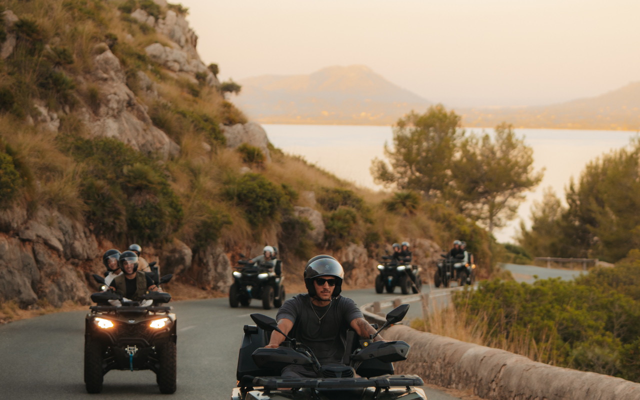 Grupo de personas viajan en quad por la costa mallorquina