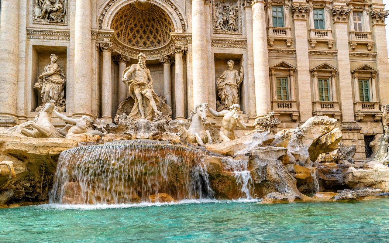 Plano medio de la Fontana di Trevi en Roma