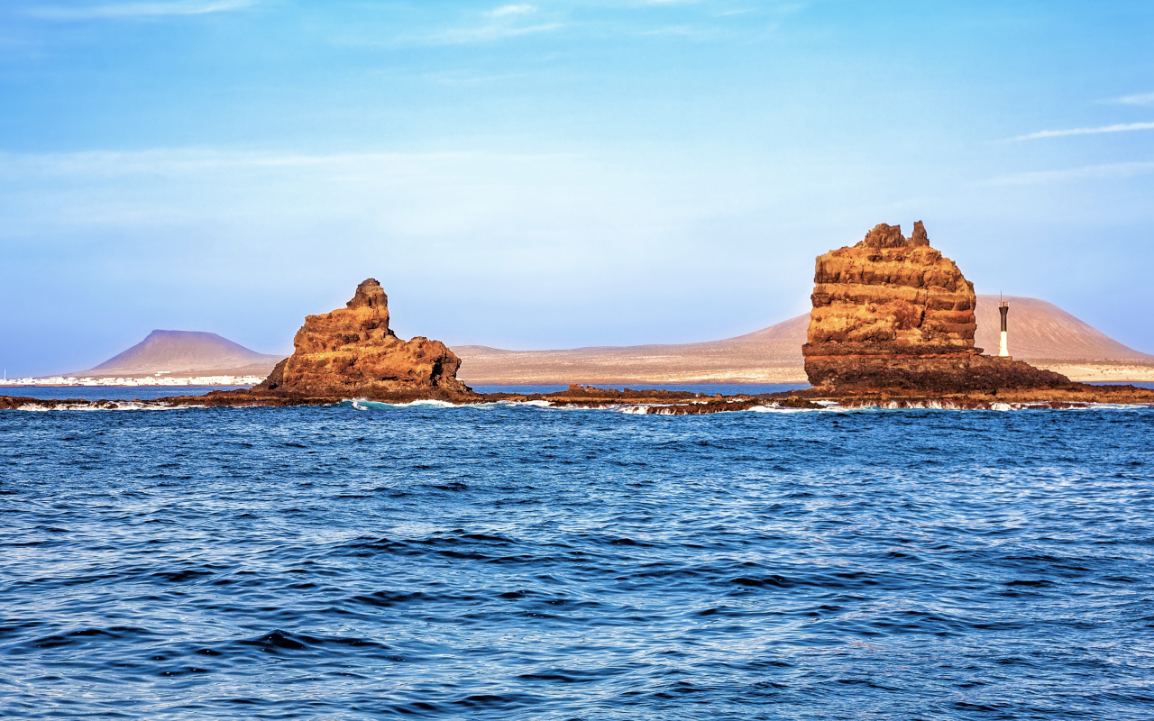 Formaciones rocosas que encontrarás en el paisaje entre Lanzarote y la Isla de la Graciosa.
